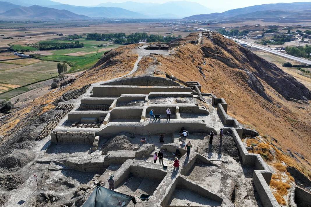 Odanın içindeki yığın, arkeologları şaşkına çevirdi! Urartular neden gizlemiş olabilir? 6